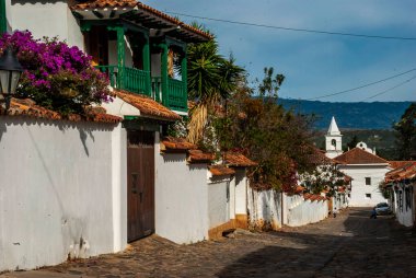 16. yüzyıla dayanan Villa de Leyva 'nın sömürge mimarisi bizi Kolombiya' nın sömürge geçmişine bağlayan bir hazinedir. Özellikleri ağırbaşlılığı ve işlevselliği ile Mai 'ye inşa edilmiş kalın kerpiç duvarlarında yatar.