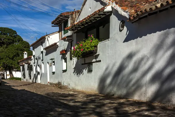 16. yüzyıla dayanan Villa de Leyva 'nın sömürge mimarisi bizi Kolombiya' nın sömürge geçmişine bağlayan bir hazinedir. Özellikleri ağırbaşlılığı ve işlevselliği ile Mai 'ye inşa edilmiş kalın kerpiç duvarlarında yatar.