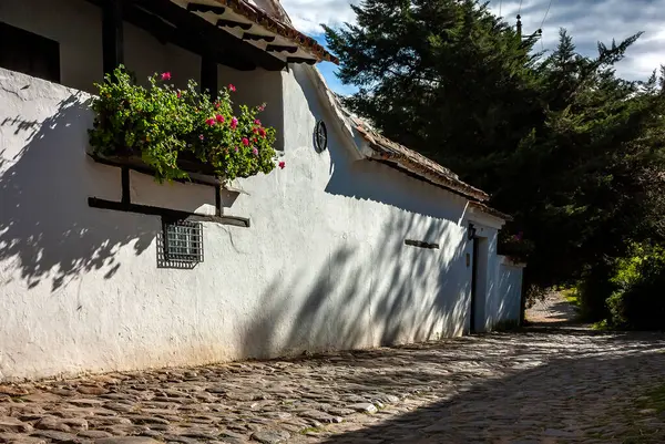 16. yüzyıla dayanan Villa de Leyva 'nın sömürge mimarisi bizi Kolombiya' nın sömürge geçmişine bağlayan bir hazinedir. Özellikleri ağırbaşlılığı ve işlevselliği ile Mai 'ye inşa edilmiş kalın kerpiç duvarlarında yatar.