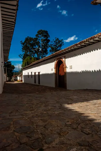 16. yüzyıla dayanan Villa de Leyva 'nın sömürge mimarisi bizi Kolombiya' nın sömürge geçmişine bağlayan bir hazinedir. Özellikleri ağırbaşlılığı ve işlevselliği ile Mai 'ye inşa edilmiş kalın kerpiç duvarlarında yatar.