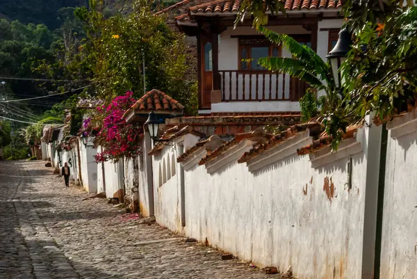 The colonial architecture of Villa de Leyva, which dates back to the 16th century, is a treasure that connects us with Colombia s colonial past. Its characteristics lie in its sobriety and functionality, as well as the thick adobe walls, built to mai