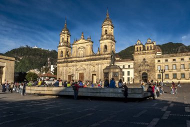 Plaza de Bolivar, Kolombiya 'nın güneybatısında yer alan bir şehirdir. Şehrin tarihi merkezinde, Carreras Septima ve Octava ile Calles Decima ve 11 arasında yer almaktadır. Çevresinde şehrin ana binalarından bazıları bulunur..