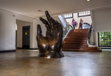 Botero Müzesi, Bogota 'nın tarihi ve kültürel merkezi La Candelaria' da yer almaktadır. Sergide sanatçı Fernando Botero tarafından Kolombiya 'ya bağışlanan büyük bir eser koleksiyonu yer alıyor. Eserlerinden 87 tanesi onun evrensel koleksiyonuna tekabül ediyor. 