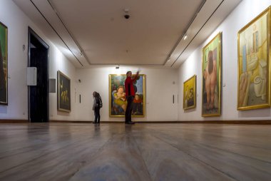 Botero Müzesi, Bogota 'nın tarihi ve kültürel merkezi La Candelaria' da yer almaktadır. Sergide sanatçı Fernando Botero tarafından Kolombiya 'ya bağışlanan büyük bir eser koleksiyonu yer alıyor. Eserlerinden 87 tanesi onun evrensel koleksiyonuna tekabül ediyor. 