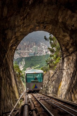 Adını Katalan 'ın Monserrate Bakiresi' ne olan bağlılığından alan 3150 metreden fazla yükseklikteki Bogota 'nın öğretici tepesi, üç yüzyıldan uzun bir süredir zorlu bir inanç testiydi. 1929 'da füniküler 