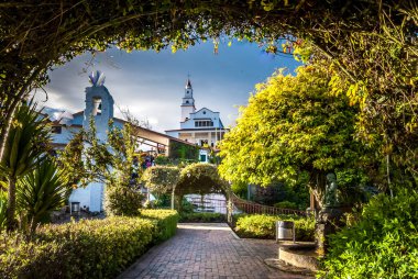 Düşmüş Monserrate Lordunun Bazilika Mabedi, Bogota 'nın doğusundaki Monserrate Tepesi' nin tepesinde bulunan ve Düşmüş Monserrate Lordu 'nun duası altında kutsanmış küçük bir Katolik ibadeti bazilikası. Bazilika, Inaug.