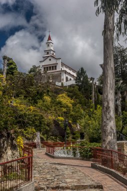 Düşmüş Monserrate Lordunun Bazilika Mabedi, Bogota 'nın doğusundaki Monserrate Tepesi' nin tepesinde bulunan ve Düşmüş Monserrate Lordu 'nun duası altında kutsanmış küçük bir Katolik ibadeti bazilikası. Bazilika, Inaug.