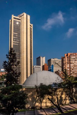 Bogota, the capital of Colombia, has become an epicenter of modern architecture in recent years. These new buildings not only represent architectural advances, but also reflect the vibrant identity of the city. Discover how these structures have rede clipart