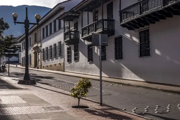 La Candelaria, Kolombiya 'nın başkenti Bogota' nın başkenti Bogota 'nın 17 numaralı şehridir. Kasaba 6 Ağustos 1538 'de kuruldu ve ilk kilise inşa edildi. Bu kasaba histo 'yu kapsar.
