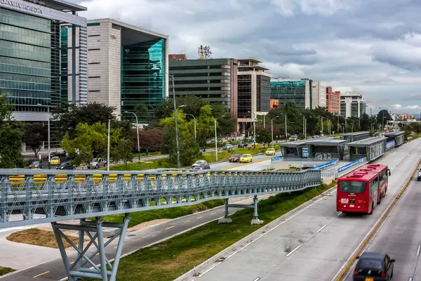 Kolombiya 'nın başkenti Bogota, son yıllarda modern mimarinin merkezi haline geldi. Bu yeni binalar sadece mimari gelişmeleri değil, aynı zamanda şehrin canlı kimliğini de yansıtıyor. Bu yapıların nasıl işlediğini keşfedin.
