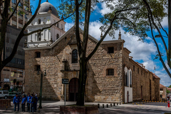 Церковь Сан-Агуидо - колумбийский храм католического поклонения в честь Сан-Агуидо-де-Ипона, она расположена на углу улиц Каррера 7 и С7, прямо в задней части президентского дворца Нарино, в самом сердце сектора.