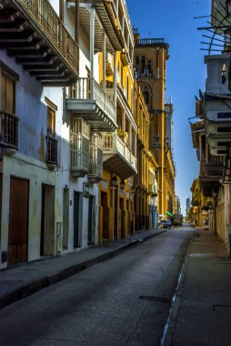 CARTAGENA, COLOMBIA, 20 Şubat 2024: Kartagena 'nın tarihi Duvarlı Şehir' deki manzaralı caddeleri, (Ciudad Amurallada), tarihi bölgede eski bir sömürge tarzı sokak.