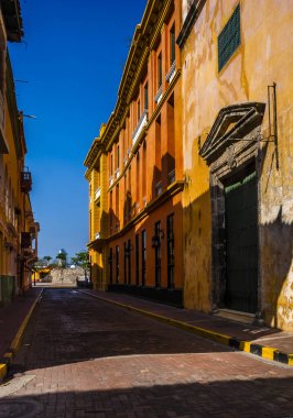 CARTAGENA, COLOMBIA, 20 Şubat 2024: Kartagena 'nın tarihi Duvarlı Şehir' deki manzaralı caddeleri, (Ciudad Amurallada), tarihi bölgede eski bir sömürge tarzı sokak.