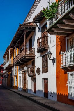 CARTAGENA, COLOMBIA, 20 Şubat 2024: Kartagena 'nın tarihi Duvarlı Şehir' deki manzaralı caddeleri, (Ciudad Amurallada), tarihi bölgede eski bir sömürge tarzı sokak.