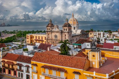 SAN PEDRO Katedrali, CARTAGENA, COLOMBIA, 20 Şubat 2024. San Pedro Claver 'a adanmış bir Kolombiya Katolik tapınağı. Kalıntıları mihrabında bulundu..
