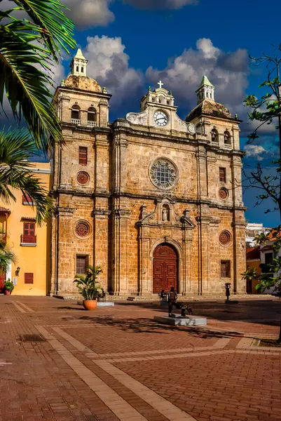 SAN PEDRO Katedrali, CARTAGENA, COLOMBIA, 20 Şubat 2024. San Pedro Claver 'a adanmış bir Kolombiya Katolik tapınağı. Kalıntıları mihrabında bulundu..