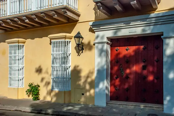 CARTAGENA, COLOMBIA, 20 Şubat 2024: Kartagena 'nın tarihi Duvarlı Şehir' deki manzaralı caddeleri, (Ciudad Amurallada), tarihi bölgede eski bir sömürge tarzı sokak.
