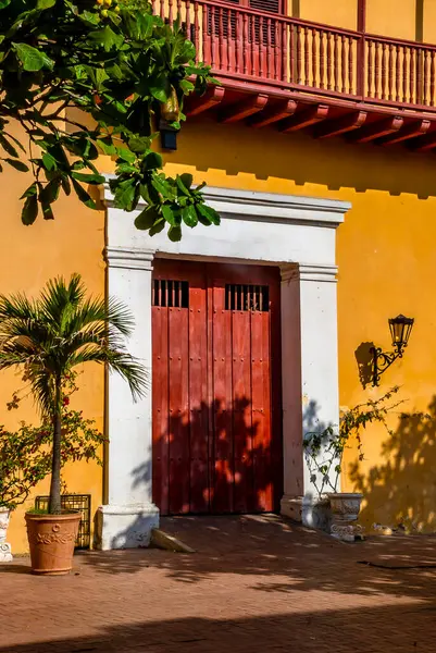 CARTAGENA, COLOMBIA, 20 Şubat 2024: Kartagena 'nın tarihi Duvarlı Şehir' deki manzaralı caddeleri, (Ciudad Amurallada), tarihi bölgede eski bir sömürge tarzı sokak.