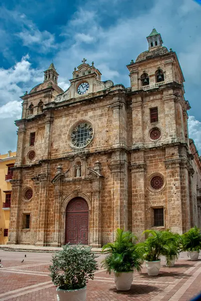 SAN PEDRO Katedrali, CARTAGENA, COLOMBIA, 20 Şubat 2024. San Pedro Claver 'a adanmış bir Kolombiya Katolik tapınağı. Kalıntıları mihrabında bulundu..