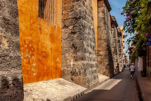 CARTAGENA, COLOMBIA, 20 Şubat 2024: Kartagena 'nın tarihi Duvarlı Şehir' deki manzaralı caddeleri, (Ciudad Amurallada), tarihi bölgede eski bir sömürge tarzı sokak.
