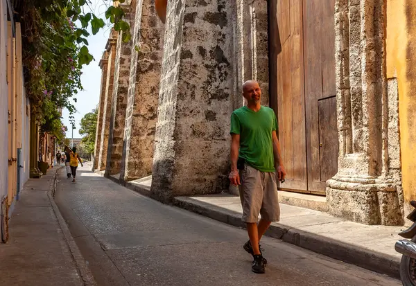 CARTAGENA, COLOMBIA, 20 Şubat 2024: Kartagena 'nın tarihi Duvarlı Şehir' deki manzaralı caddeleri, (Ciudad Amurallada), tarihi bölgede eski bir sömürge tarzı sokak.