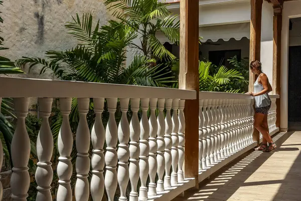 CARTAGENA, COLOMBIA, 20 Şubat 2024: Kartagena 'nın tarihi Duvarlı Şehir' deki manzaralı caddeleri, (Ciudad Amurallada), tarihi bölgede eski bir sömürge tarzı sokak.