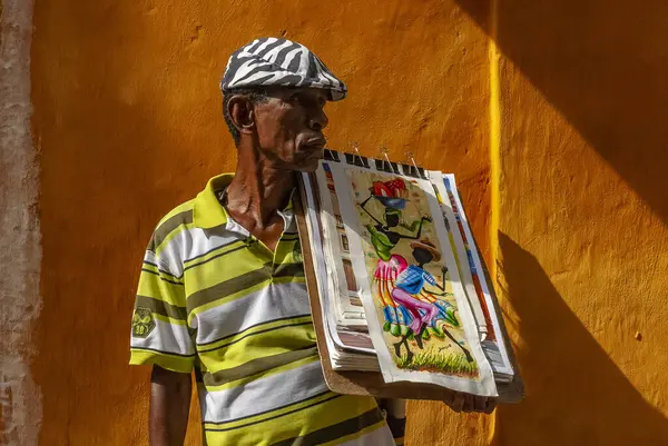 Tipik VENDOR, CARTAGENA, COLOMBIA, 20 Şubat 2024. Kolombiya 'nın Kartagena de Indias şehrinin sokaklarında resim ve el sanatları satışı.
