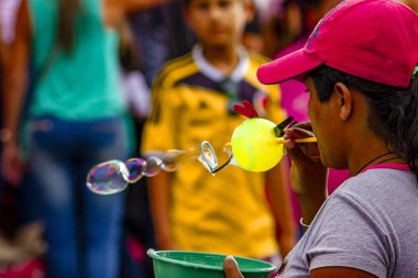 SALENTO QUINDIO COLOMBIA, 30 _ 12 _ 2014 _ Güzel cadde ve Kolombiya 'nın Quindio bölgesinde yer alan küçük Salento kasabasının cepheleri