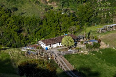 RURAL AREA _ CALDAS _ COLOMBIA _ Kahve Kültür Peyzajı 'nın kökleri İspanyol sömürge mimarisine dayanır ve İspanyol öncesi konutlarda ortak malzemelerin kullanımında ifade edilir..