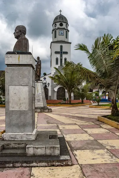 SALENTO QUINDIO COLOMBIA, 30 _ 12 _ 2014 _ Güzel cadde ve Kolombiya 'nın Quindio bölgesinde yer alan küçük Salento kasabasının cepheleri