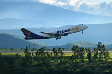 Quito 'nun güzel havaalanından kalkan bir kargo uçağı..