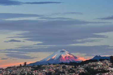 Şehrin arka planında volkanın heybetli varlığı yerel halkı ve yabancıları şaşırtan güzel bir kartpostaldır..
