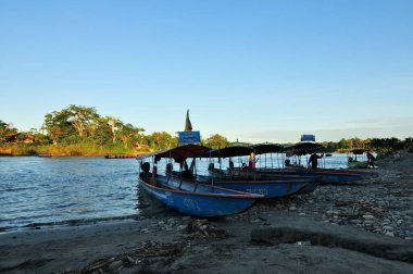 Bu görüntü, Ekvador Amazon rıhtımındaki Ahuano rıhtımının yakınındaki Napo Nehri 'nin kayalık kıyısında demirlemiş 
