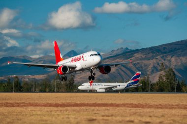Bir Avianca uçak inişi ve bekleme noktasına bir LATAM uçağı. Sahne güneşli bir günde Quito 'nun Mariscal Sucre Havaalanı' nda geçiyor..