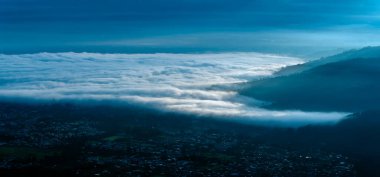 Bulutların soyut bir ışık ve gölge okyanusuna dönüştüğü vadide gün doğumunun ruhani görsel bir yorumu ağırlıksızlığı ve doğanın enginliğini gösteriyor..