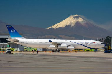 İran İslam Cumhuriyeti 'nden bir Airbus A340 Quito Havalimanı, Ekvador' a park etti. And Dağları 'nın bir simgesi olan görkemli Cotopaxi Volkanı, mavi gökyüzünün altındaki araziye hakim..