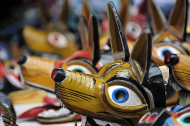 Canlı, el yapımı, boyalı kartondan yapılmış kurt maskeleri. Bu geleneksel zanaat, Andean kültürünün ve festivalin Ekvador 'daki folklorunun önemli bir sembolüdür..