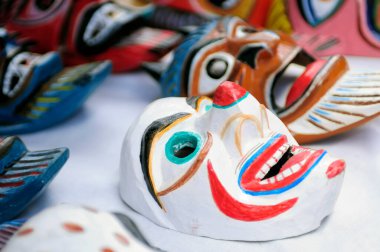 Renkli, el yapımı ahşap bir palyaço maskesi. Ekvador 'dan geleneksel bir zanaat. Bu halk sanatı zengin And kültürünü ve folkloru temsil ediyor..