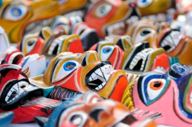 Meşhur Otavalo pazarında satılık el yapımı şeytan maskeleri. Bu Ekvador sanatı derin And kültürünü ve geleneğini yansıtıyor..