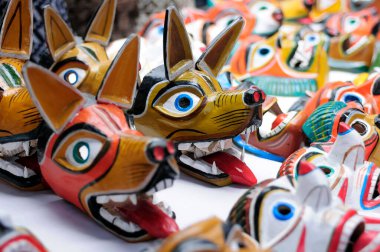 Boyalı kartondan yapılmış el yapımı kurt maskeleri. Bu geleneksel zanaat Otavalo, Ekvador 'un folklorunun bir sembolüdür..