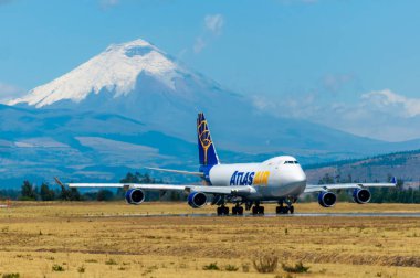 Mariscal Sucre Havaalanı 'nın pistindeki Atlas Air Boeing 747 yük gemisi, yoğun bir ısı serabıyla havayı bozuyor..