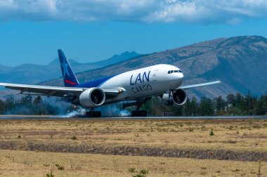 Kargo uçağının iniş takımlarının pistle temas kurduğu an sürtünmeden dolayı duman bulutu yükseliyor..