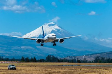 Bir kargo uçağı Cotopaxi yanardağının önüne inişini tamamlarken bir 