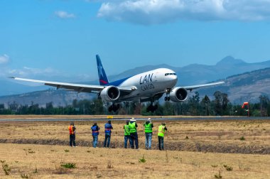 Bir grup gözcü Quito 'ya bir kargo uçağının indiği anı yakalıyor. Havacılık ve fotoğrafçılık tutkularını birleştiren bir resim..
