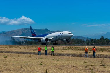 Bir grup gözcü kargo uçağı piste inerken tam olarak iniş anını gözlemliyor..