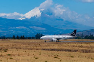 Bir Yıldız İttifakı uçağı, ısı sisi yüzünden şeklini bozan yoğun ısı altında bekleme noktasında bekler..