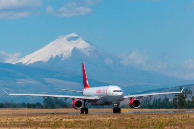 Bir yaz öğleden sonra pistten sisli bir hava yükselirken, bir Avianca uçağı kalkış için yerini bekliyor..