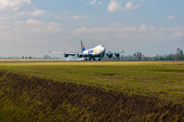 Etkileyici bir Atlas Air Boeing 747 kargo uçağı Mariscal Sucre Havaalanı 'na indiği anda yakalandı..