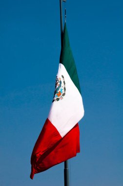 Meksika Bayrağı, Meksika Ulusal Bayrağı Mavi Gökyüzüne Karşı Dalgalanıyor