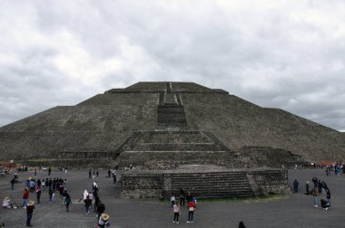Mexico City, Meksika - 14 Ekim 2023 Teotihuacan Piramitleri 'ndeki harabelerin etrafında yürüyen insanlar